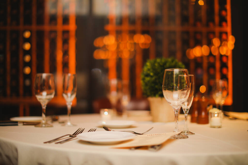 belo cenário de mesa com um copo de vinho e uma toalha de mesa branca - Foto, Imagem
