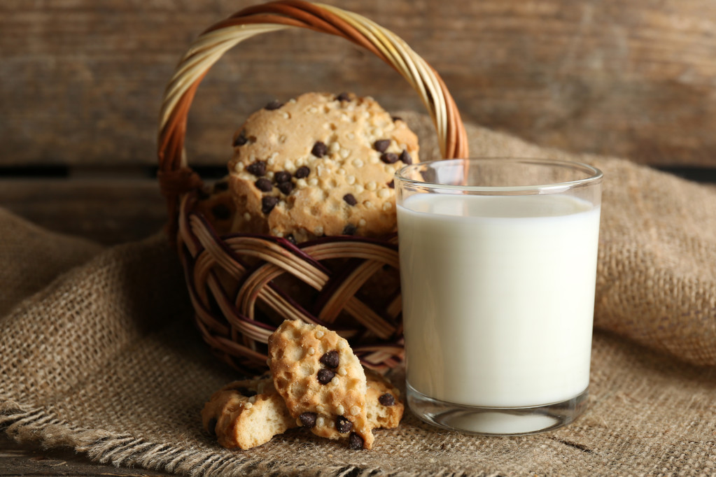 Smakelijke cookies en glas melk - Foto, afbeelding