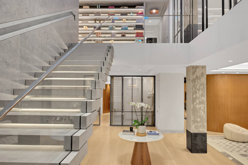 interior de una habitación moderna con escaleras, diseño de renderizado 3d - Foto, imagen