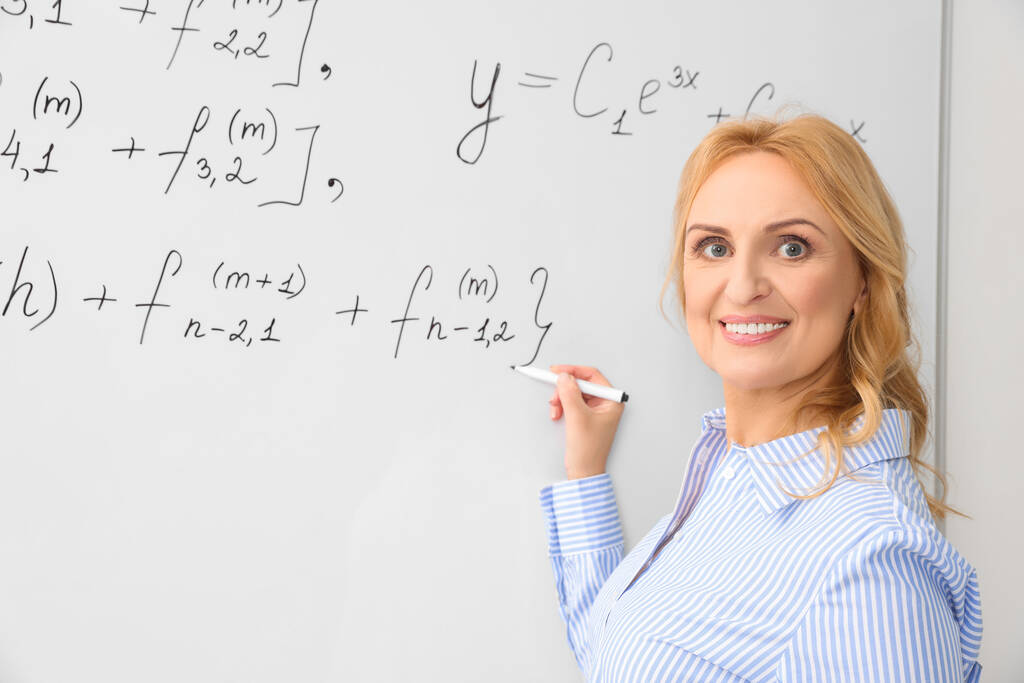 Καθηγητής που γράφει μαθηματική εξίσωση στον πίνακα - Φωτογραφία, εικόνα