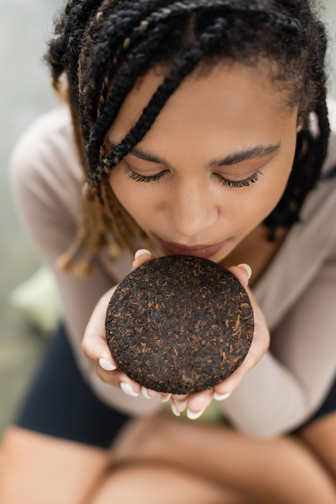 vista superior de mujer afroamericana con rastas oliendo té puro comprimido - Foto, Imagen