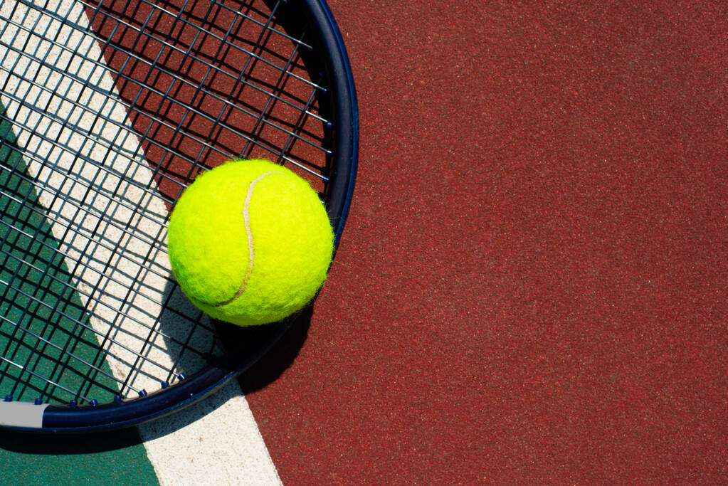 Raqueta de tenis y pelota en la cancha. Espacio para texto - Foto, Imagen
