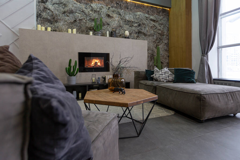 современный интерьер студии с декоративными каменными стенами в сером. Каменное дерево, плитка и световое освещение в оформлении комнаты - Фото, изображение