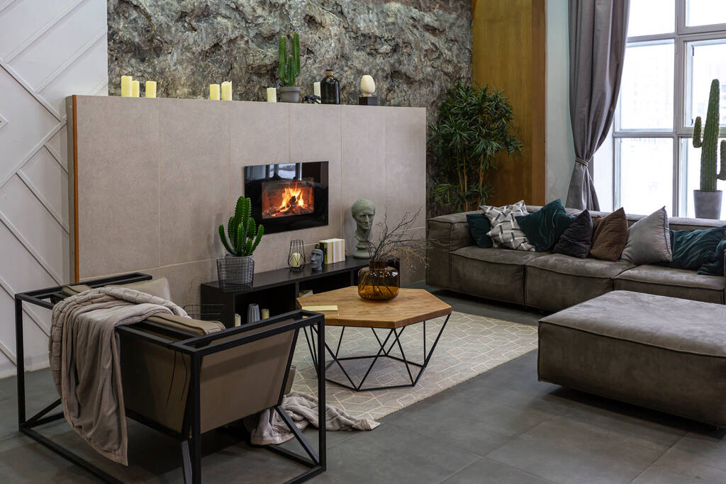 μοντέρνο εσωτερικό στούντιο με διακοσμητικούς πέτρινους τοίχους σε γκρι χρώμα. πέτρα ξύλο, πλακάκια και οδήγησε φωτισμός στο σχεδιασμό του δωματίου - Φωτογραφία, εικόνα