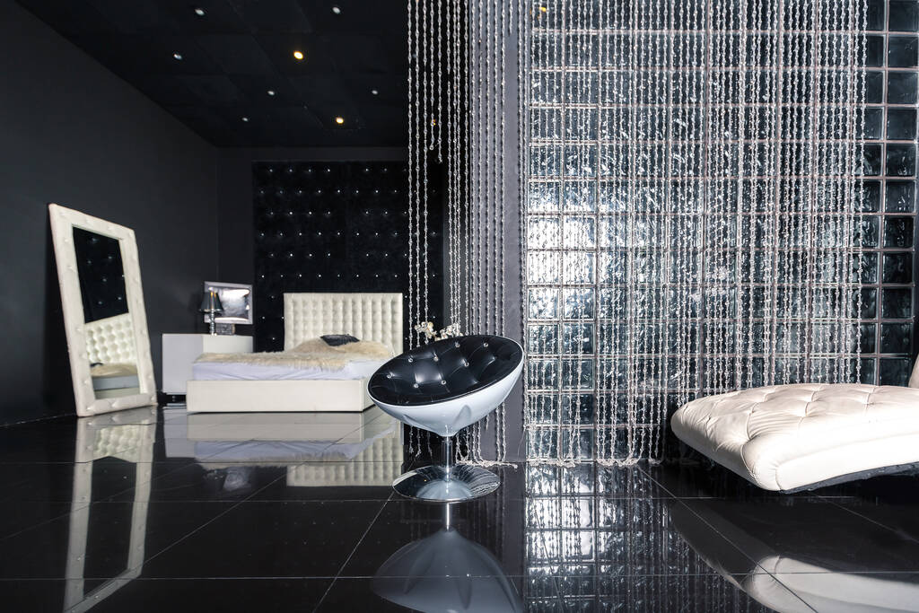 Moderní tmavý luxusní černý interiér s bílým elegantním nábytkem - Fotografie, Obrázek