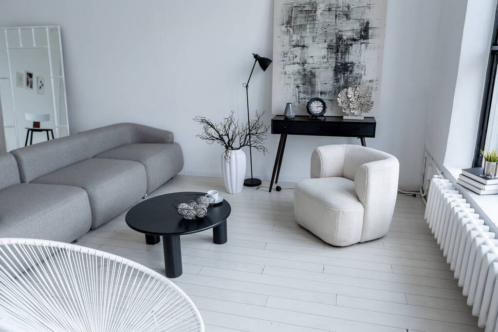 сучасний мінімалістичний дизайн інтер'єру світло-яскравої монохромної кімнати з чорно-білими меблями, чистими білими стінами і величезними вікнами
 - Фото, зображення