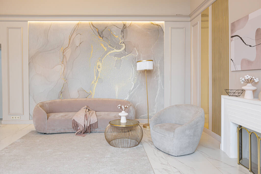 a legújabb divat otthon trendek egy ultra modern elegáns belsejében egy hangulatos stúdió puha pasztell színekben. közeli kép egy stílusos nappali arany elemekkel - Fotó, kép