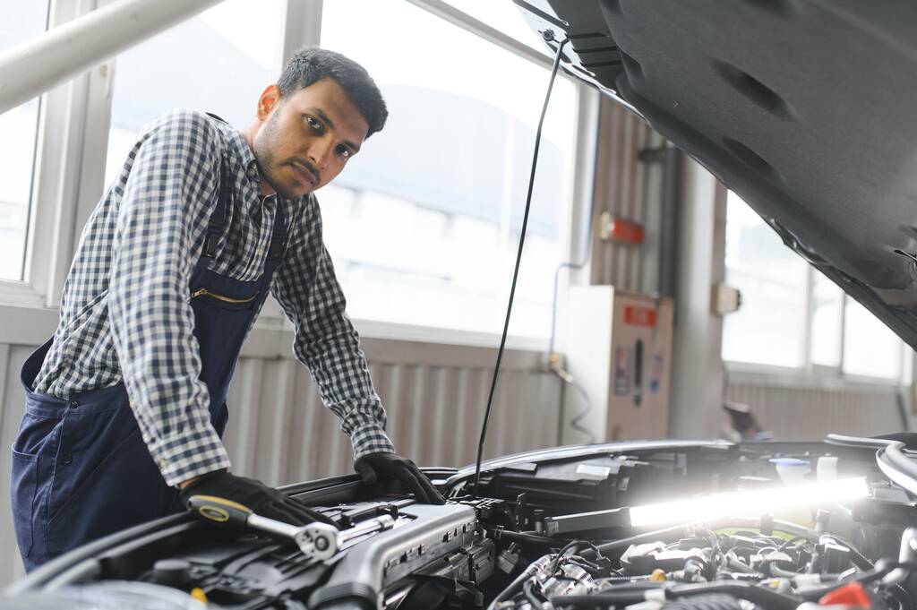 Handious Indian Auto Mechanic at car servise. - Фото, зображення