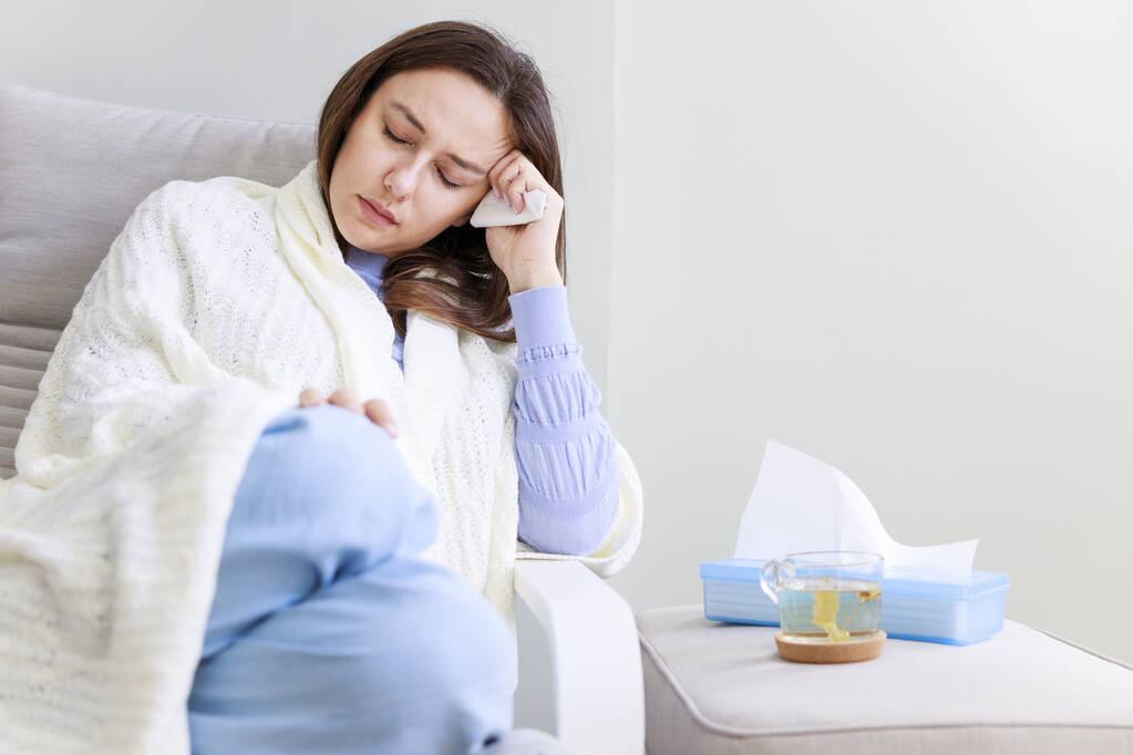 Больная женщина отдыхает дома
  - Фото, изображение