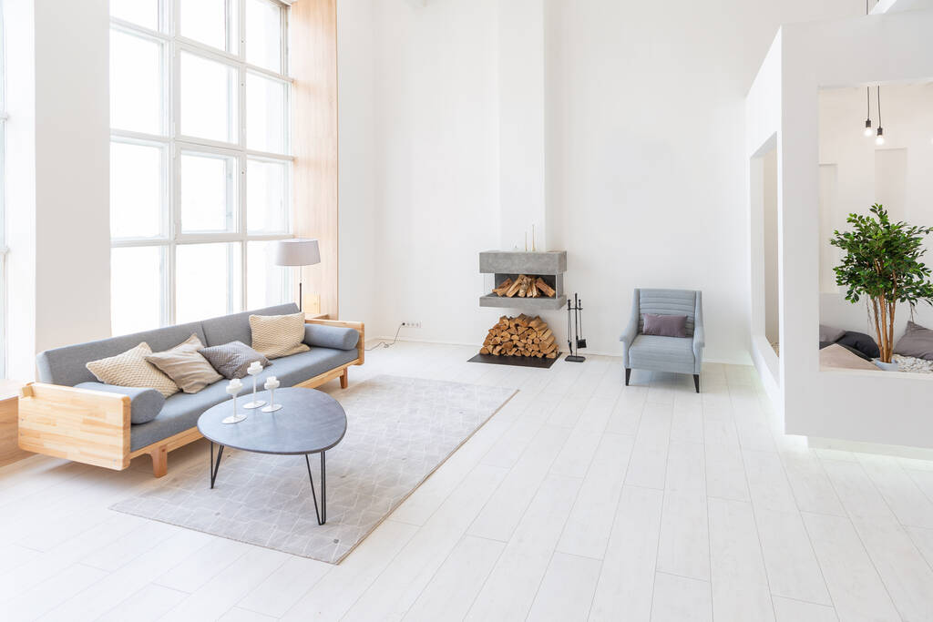 Lujoso apartamento estudio de diseño moderno de moda con un diseño gratuito en un estilo minimalista. muy luminoso gran habitación espaciosa con paredes blancas y elementos de madera. - Foto, Imagen