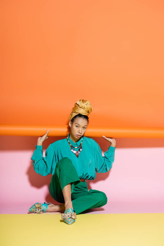 Mujer afroamericana de moda en traje de verano posando con fondo colorido  - Foto, imagen