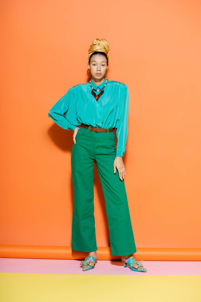 Täysi pituus trendikäs afrikkalainen amerikkalainen nainen kesällä asu poseeraa oranssi tausta  - Valokuva, kuva