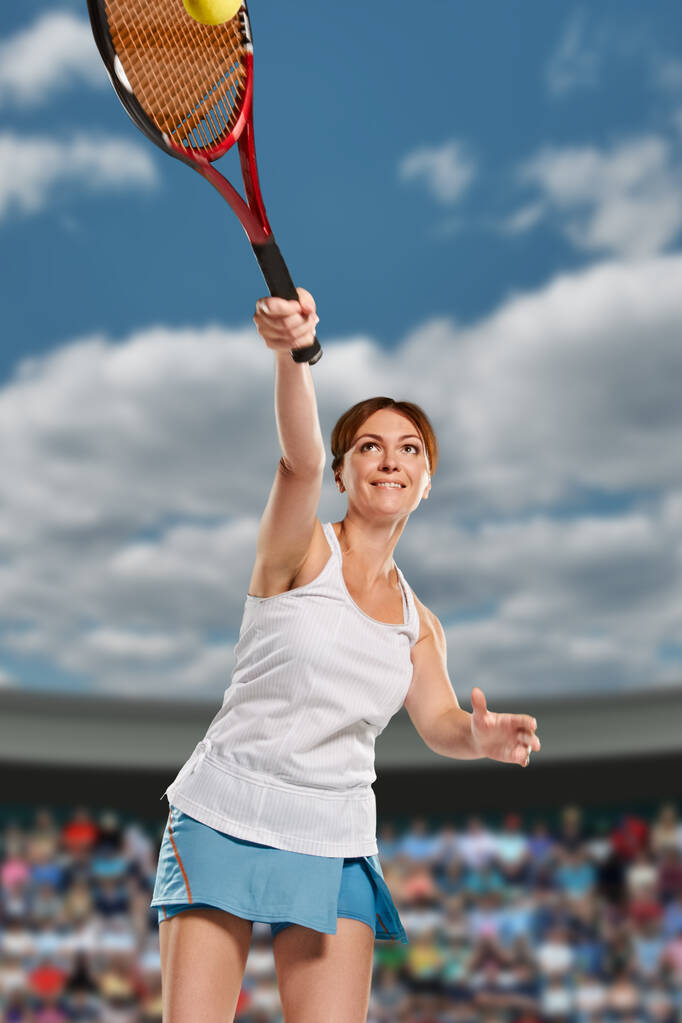 Ritratto di donna atletica giovane e in forma che partecipa alla competizione di tennis - Foto, immagini