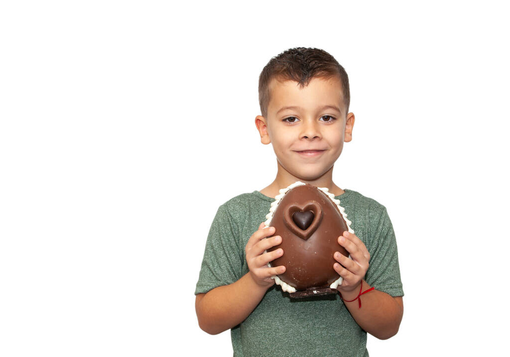 niño feliz con huevo de chocolate de Pascua sobre fondo claro - Foto, Imagen