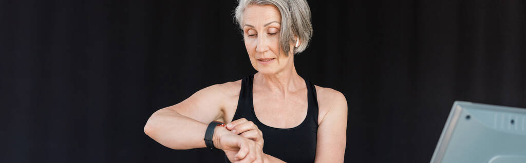 idős nő ősz haj ellenőrzése tevékenység fitness tracker tornaterem, banner  - Fotó, kép