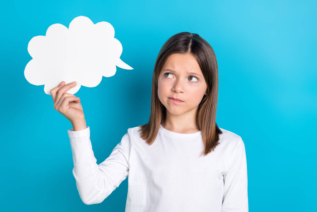 Foto smýšlející chytré přemýšlivé dívka s dlouhým účesem nosit bílý dlouhý rukáv pohled na dialog mrak izolované na modrém pozadí. - Fotografie, Obrázek