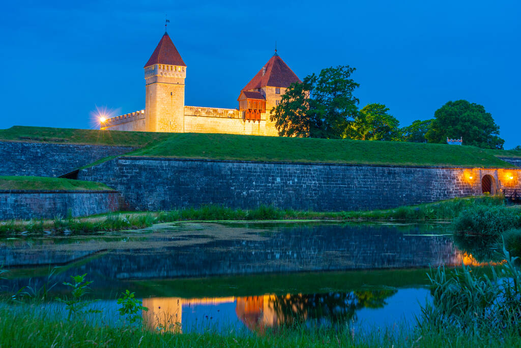 Vista notturna del castello di Kuressaare in Estonia. - Foto, immagini