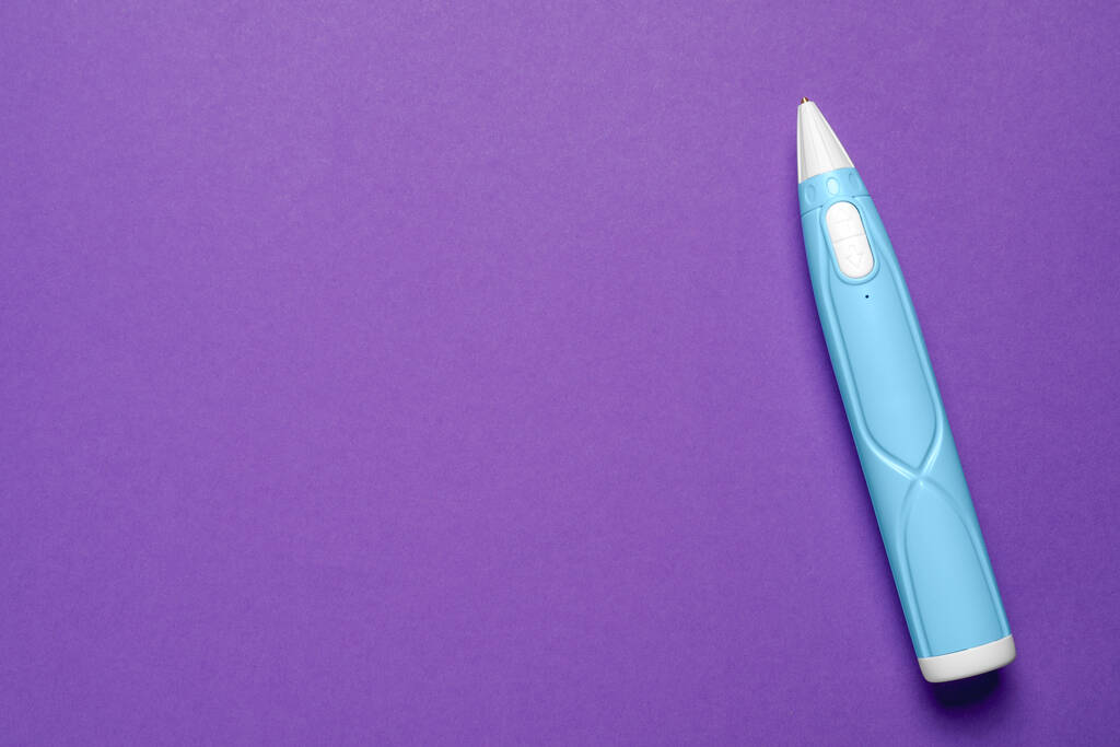 Стильная 3D ручка на фиолетовом фоне, вид сверху. Пространство для текста - Фото, изображение