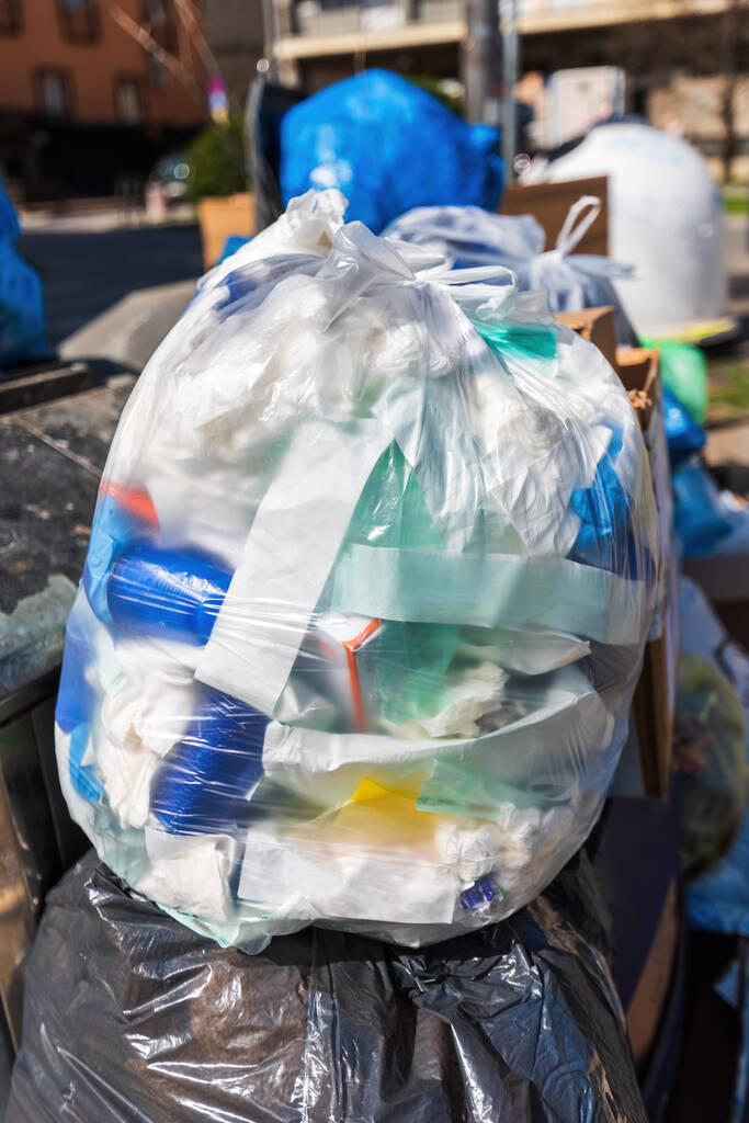 Likvidace zdravotnického odpadu v plastových sáčcích na ulici, selektivní zaměření - Fotografie, Obrázek