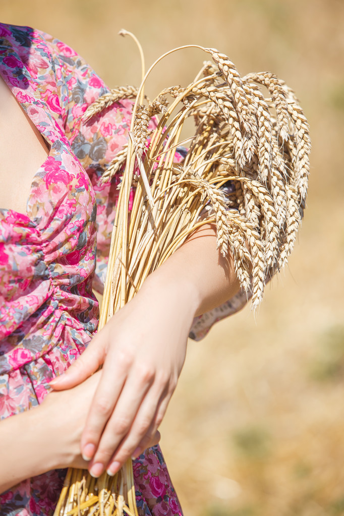 meisje in hoed op tarweveld - Foto, afbeelding