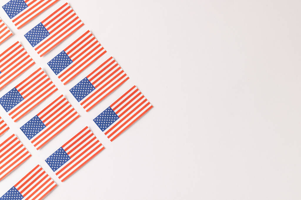 Υψηλή γωνία άποψη των σειρών των σημαιών των Ηνωμένων Πολιτειών της Αμερικής με χώρο αντίγραφο σε λευκό φόντο. Αμερικανική πατριωτισμός, ημέρα ανεξαρτησίας και παράδοση έννοια. - Φωτογραφία, εικόνα