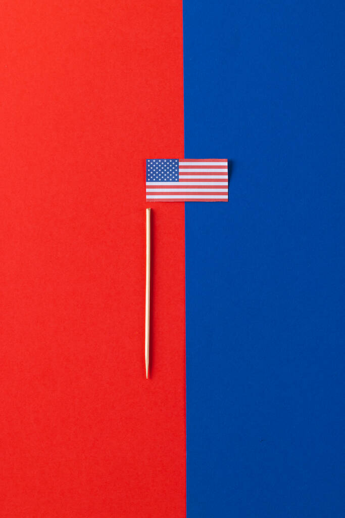 Vista de ángulo alto de la bandera de los estados unidos de América con espacio de copia sobre fondo azul y rojo. Patriotismo americano, día de la independencia y concepto de tradición. - Foto, imagen