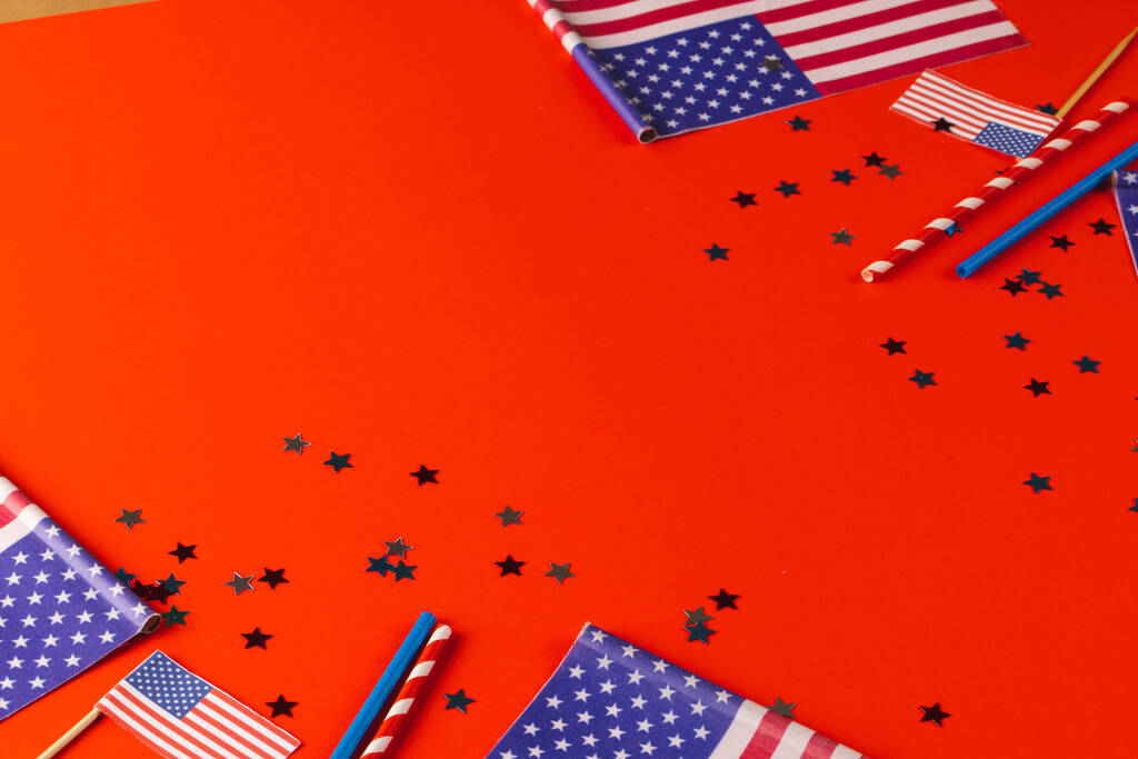 Estrellas rojas, azules y blancas y banderas de estados unidos de América con espacio de copia sobre fondo rojo. Patriotismo americano, día de la independencia y concepto de tradición. - Foto, Imagen
