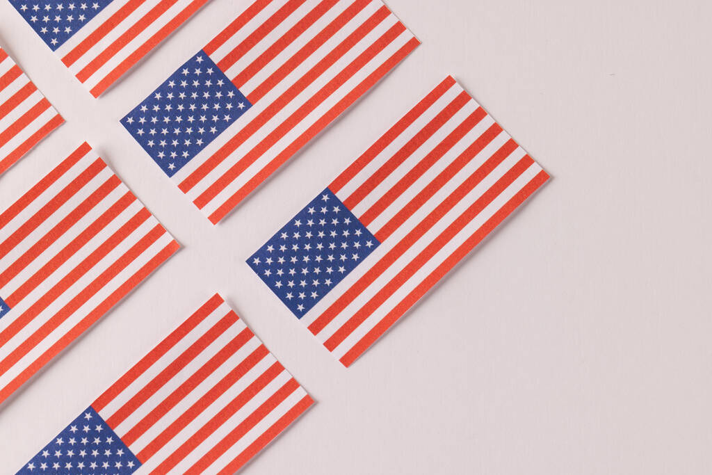 Vue en angle élevé de rangées de drapeaux des États-Unis d'Amérique avec espace de copie sur fond blanc. Patriotisme américain, fête de l'indépendance et concept de tradition. - Photo, image