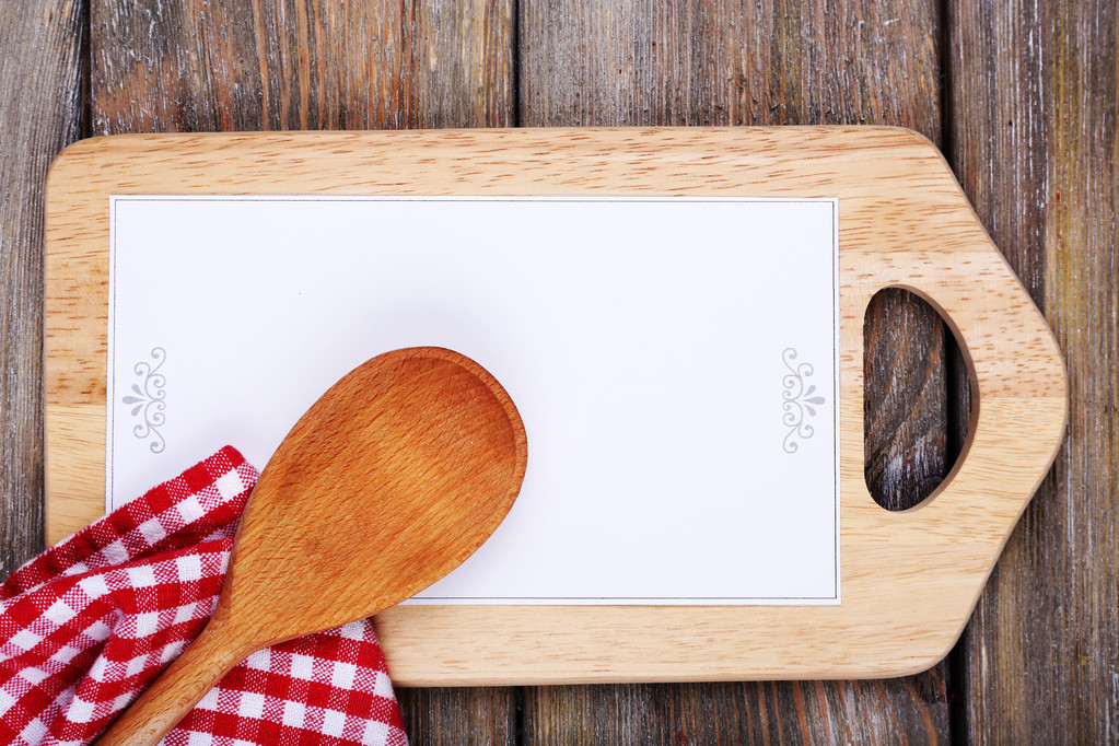 Snijden bord met menu vel papier op rustieke houten planken achtergrond - Foto, afbeelding