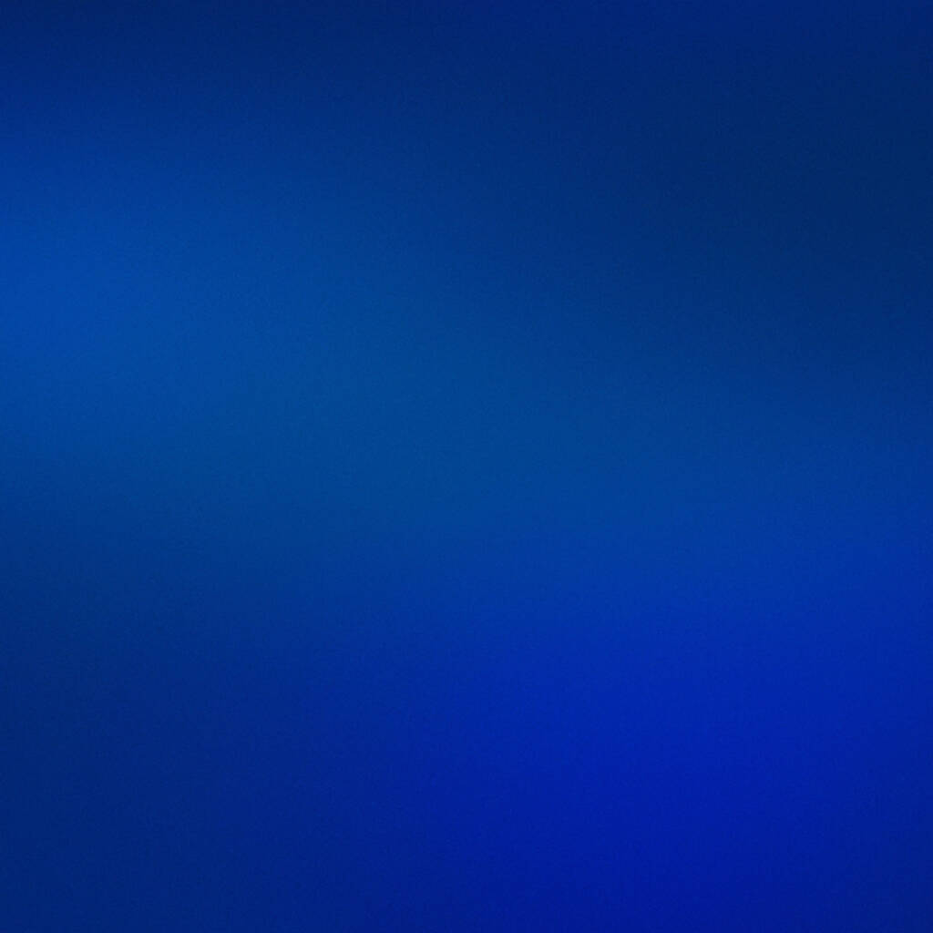 Niebieski kolor indygo jasne piękne abstrakcyjne gradientowe tło z ciemnymi i jasnymi plamami i gładkimi cieniami. Delikatne tło lub szablon karty okolicznościowej. Przestrzeń kopiowania - Zdjęcie, obraz