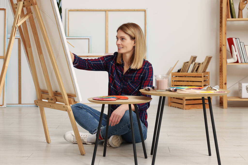 Linda mulher pintando em estúdio. Passatempo criativo - Foto, Imagem