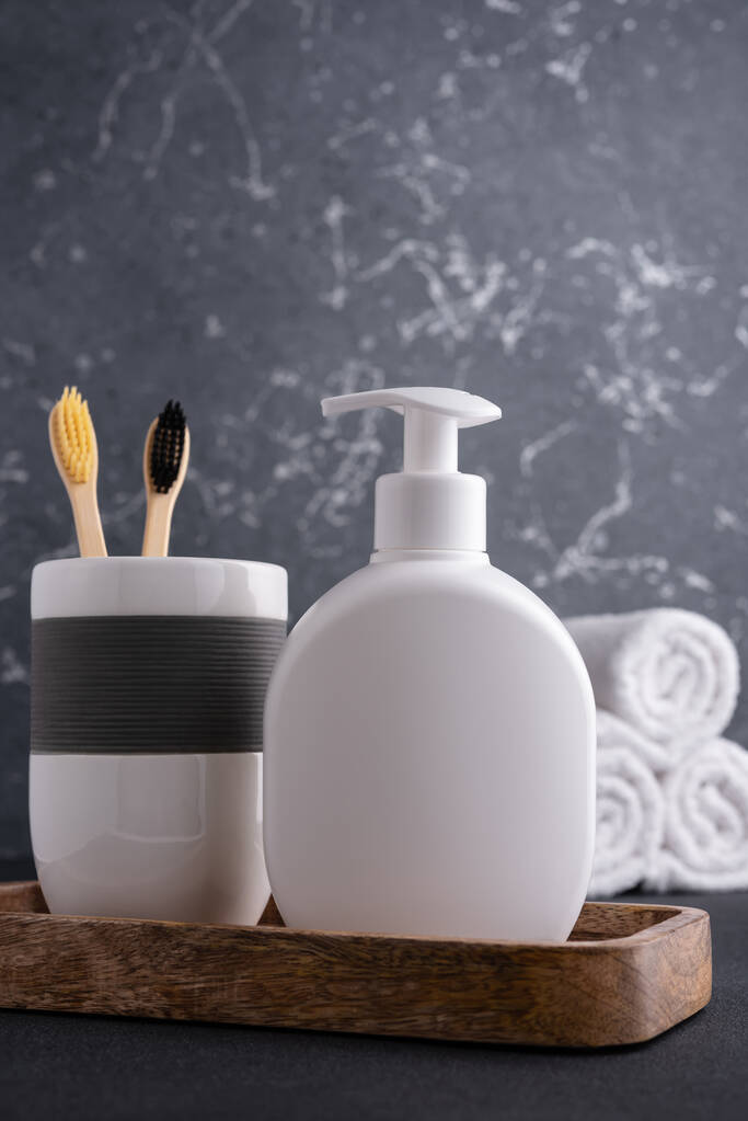 Белый пустой шампунь или лосьон для макета в современной темной ванной комнате - Фото, изображение