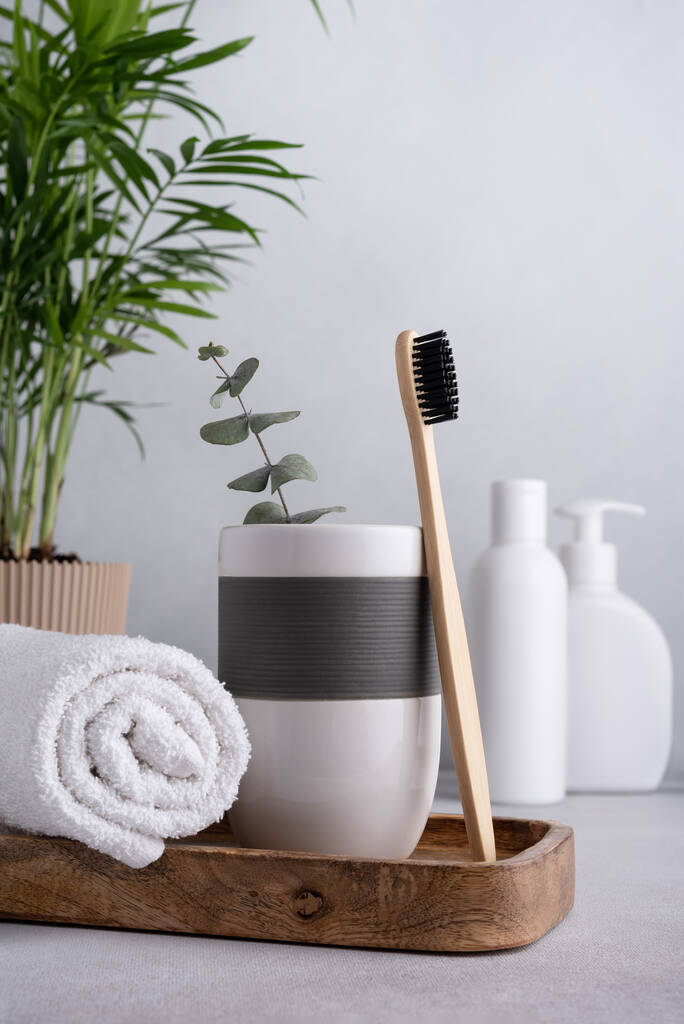 Composição do banheiro com escovas de dentes de bambu. Conceito de cuidados corporais ecológicos. - Foto, Imagem