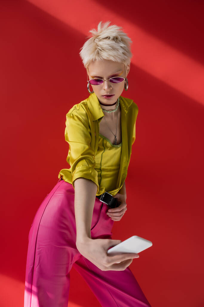 albínó nő divatos napszemüveg fotózás selfie okostelefon carmine rózsaszín  - Fotó, kép