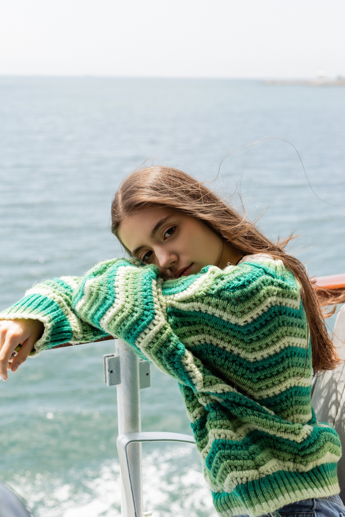 Junge brünette Frau blickt während Kreuzfahrt auf Jacht in der Türkei in die Kamera  - Foto, Bild