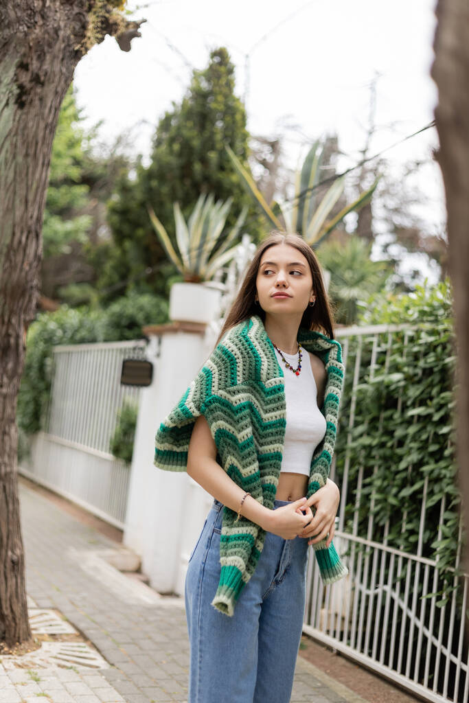 Nuori nainen päällä ja neulotut villapaita seisoo kadulla Istanbulissa - Valokuva, kuva