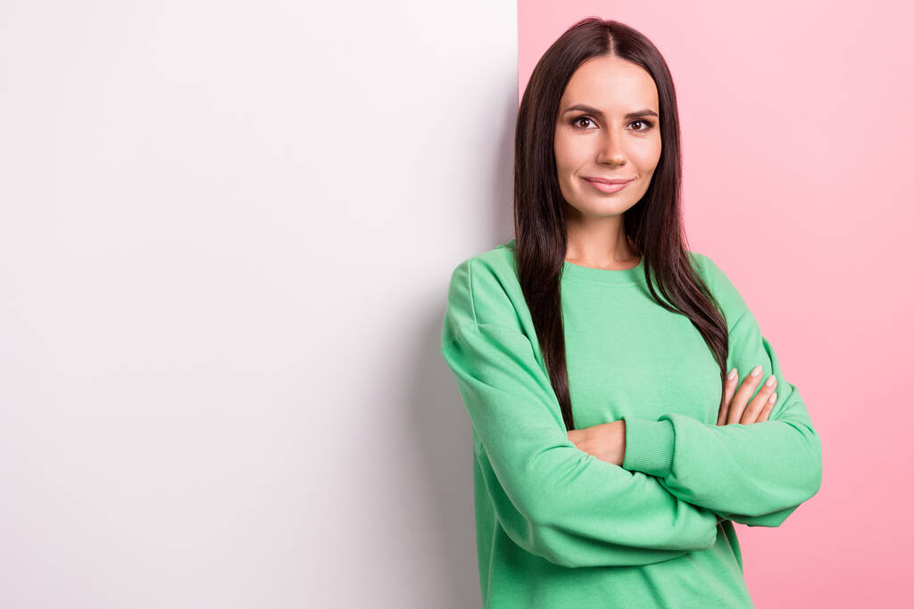 Photo de confiant entrepreneur femme d'affaires porter vert chemise élégante mains croisées près énorme tableau blanc maquette isolé sur fond de couleur rose. - Photo, image