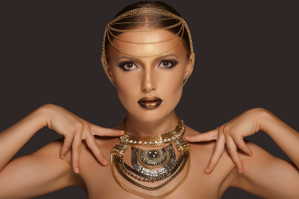 Портрет красивой женщины с золотым макияжем носить украшения, египетский стиль женщина
 - Фото, изображение