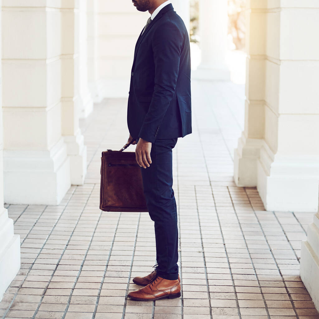 Одевайся, и успех будет достигнут. стильно одетый бизнесмен в городе - Фото, изображение