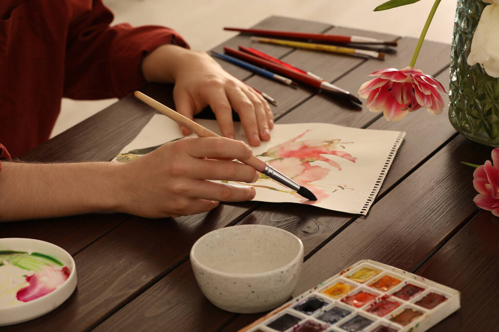 Ahşap masada suluboya çiçeklerle resim yapan kadın, yakın plan. Yaratıcı sanat eserleri - Fotoğraf, Görsel