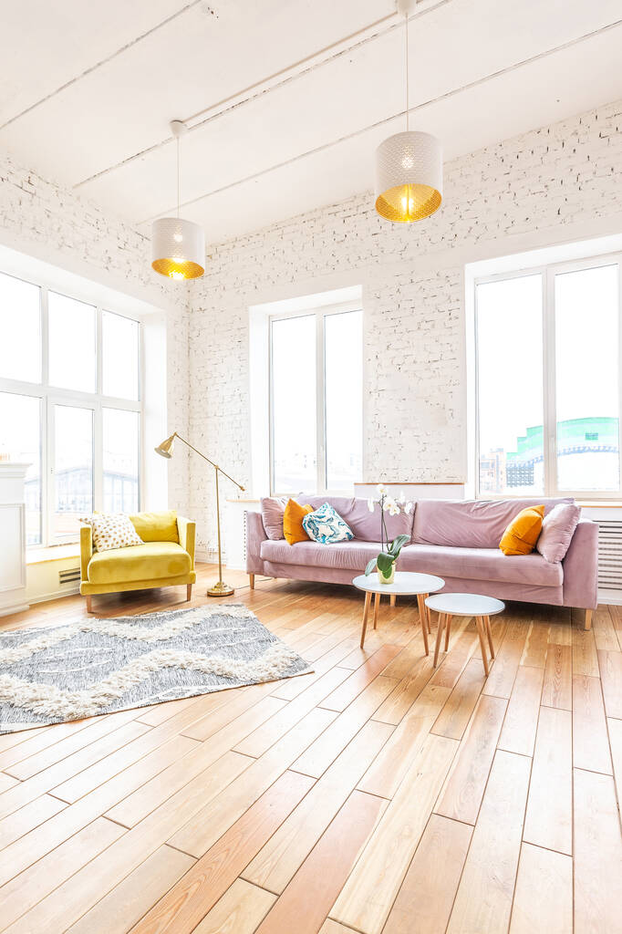 Σκανδιναβικό στυλ διαμέρισμα εσωτερικό. φωτεινά κίτρινα ζεστά χρώματα. ξύλινο δάπεδο. ηλιακό φως σε μεγάλα παράθυρα. - Φωτογραφία, εικόνα