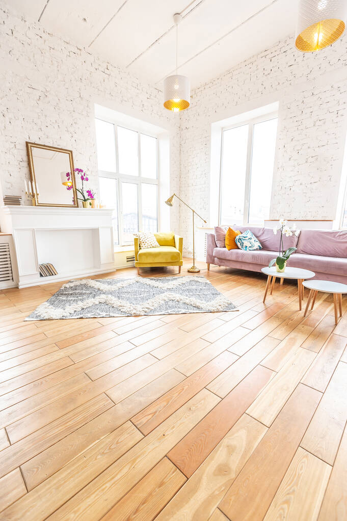 Appartement de style scandinave intérieur. couleurs chaudes jaune vif. plancher en bois. lumière du soleil dans les grandes fenêtres. - Photo, image
