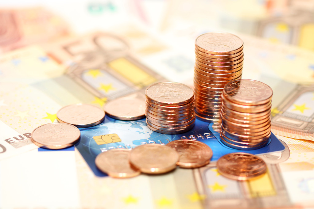 Dinheiro europeu euros e fundo do cartão de crédito
 - Foto, Imagem
