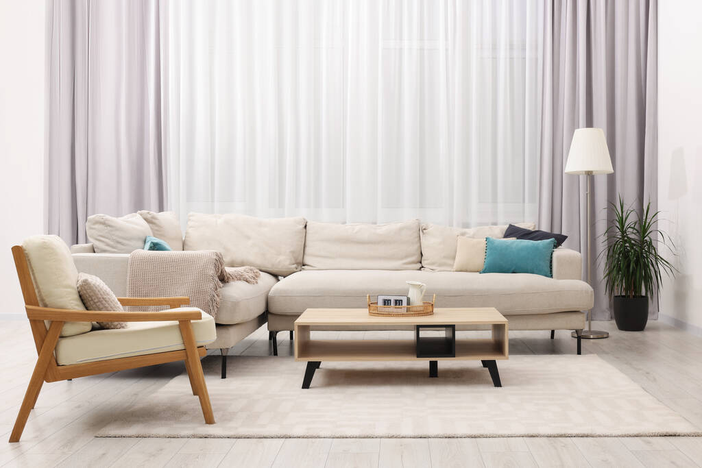 Elegante soggiorno interno con accogliente divano, tavolo e poltrona - Foto, immagini