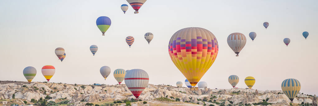 Bunte Heißluftballons fliegen über Kappadokien, Türkei. BANNER, LANG FORMAT - Foto, Bild