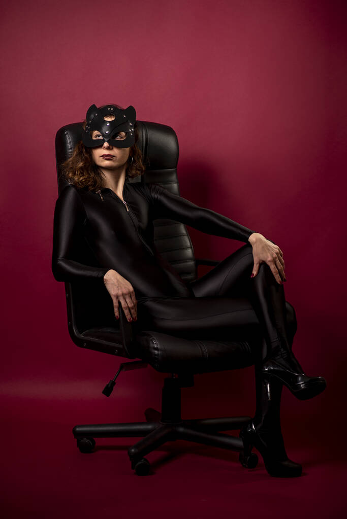 Mujer joven y sexy con body negro y máscara de gato. Juego de rol adulto. - Foto, Imagen