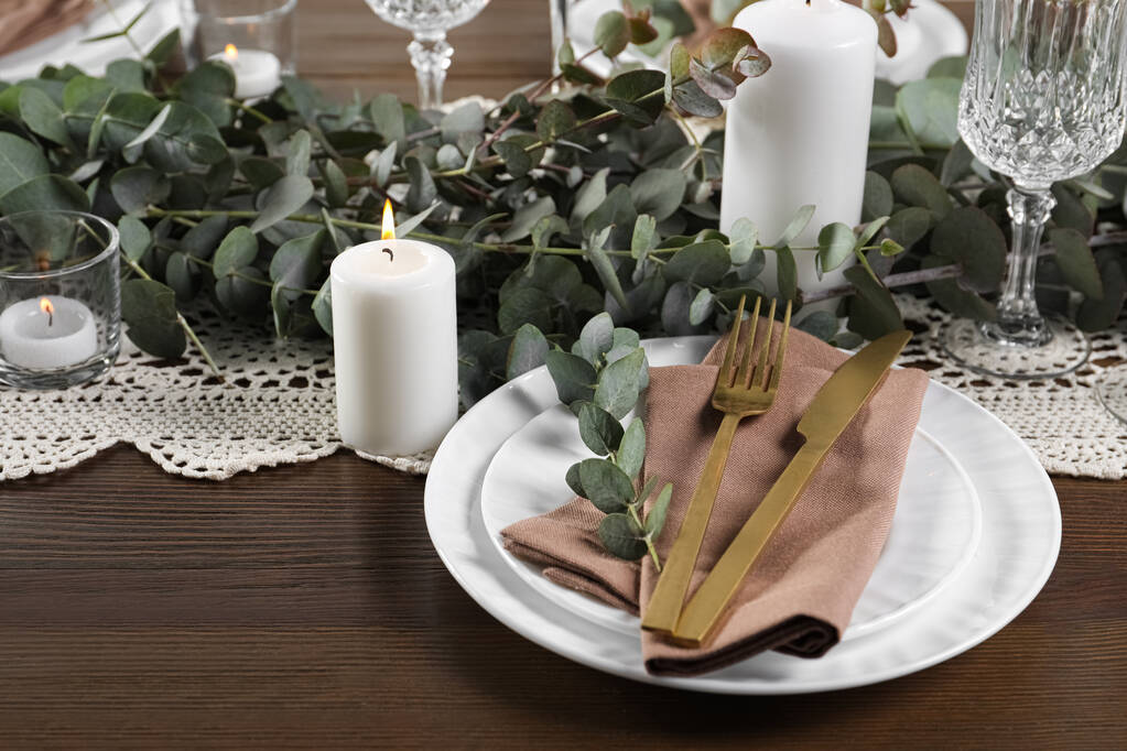 Elegante y elegante mesa para la cena festiva - Foto, imagen
