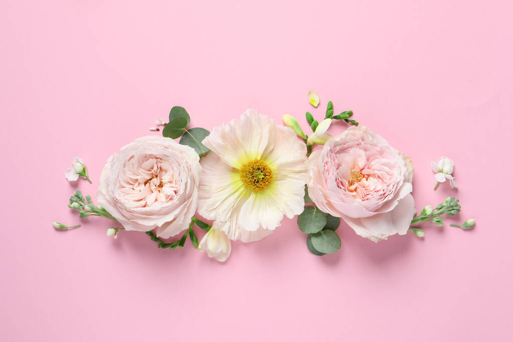 Różne piękne kwiaty na różowym tle, płaskie leżaki - Zdjęcie, obraz