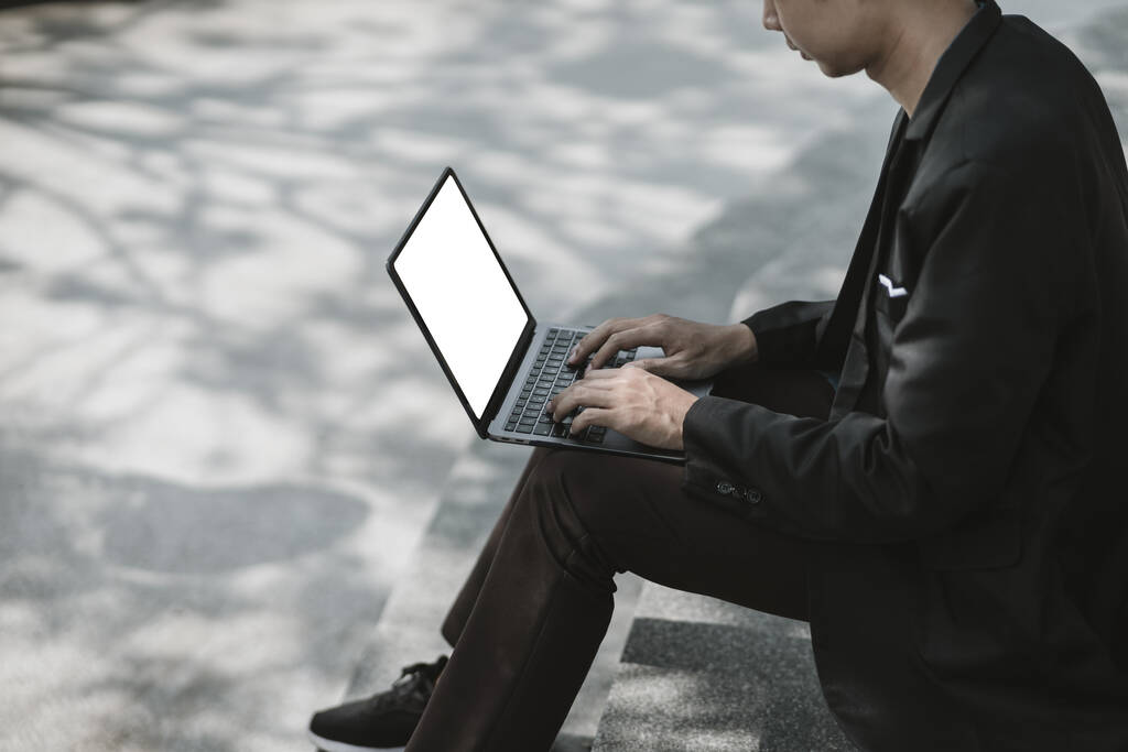 Les employés licenciés ou démissionnés de l'entreprise utilisent un ordinateur portable pour trouver un emploi, planifier une entrevue - Photo, image