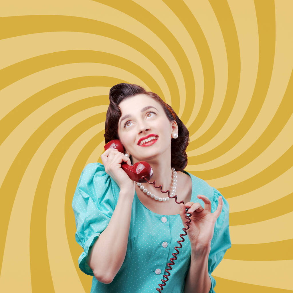 Klasik tarzda bir kadın ahizeyi tutuyor ve telefon görüşmesi yapıyor. Romantik bir telefon görüşmesi yapıyor. - Fotoğraf, Görsel